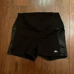 Alo yoga shorts medium black